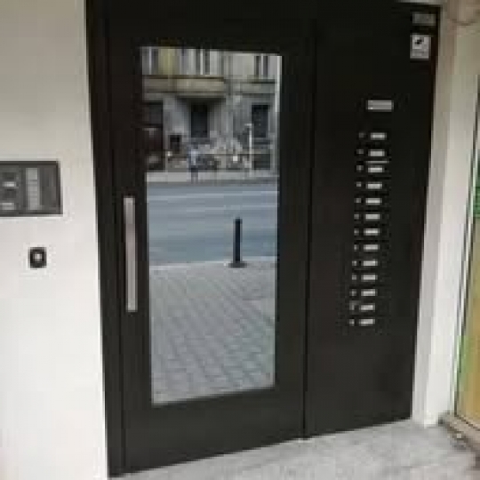 Метална входна врата за жилищен блок.
105