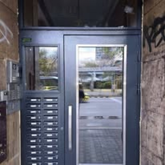 Метална входна врата за жилищен блок.
107
