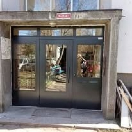 Метална входна врата за жилищен блок.
108