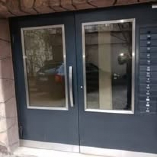 Метална входна врата за жилищен блок.
109