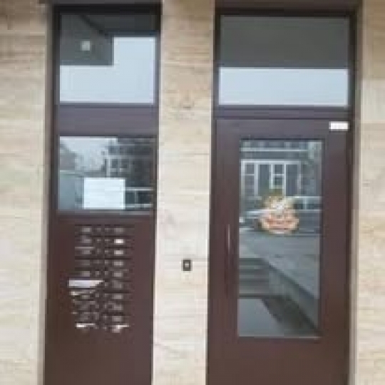Метална входна врата за жилищен блок.
110