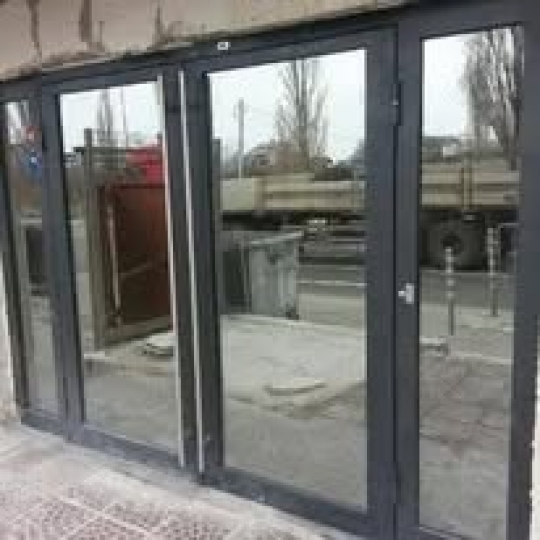 Метална входна врата за жилищен блок.
112