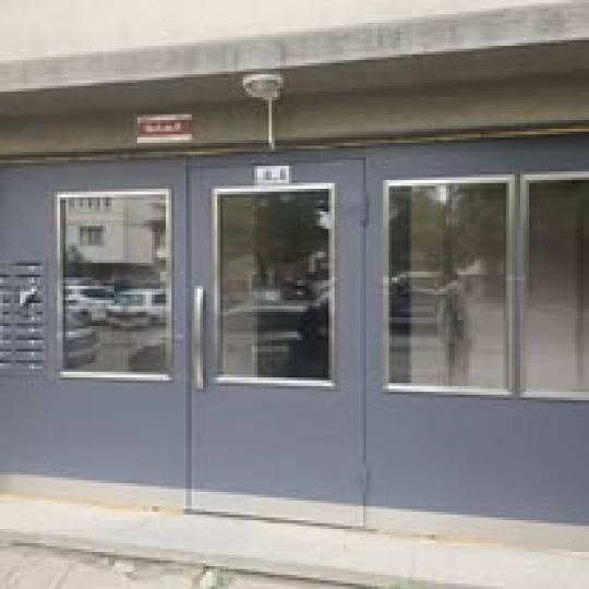 Метална входна врата за жилищен блок.
104