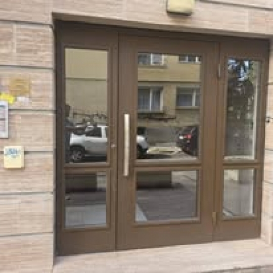 Метална входна врата за жилищен блок.
114