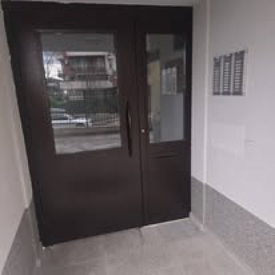 Метална входна врата за жилищен блок.
115