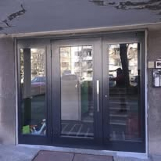 Метална входна врата за жилищен блок.
117