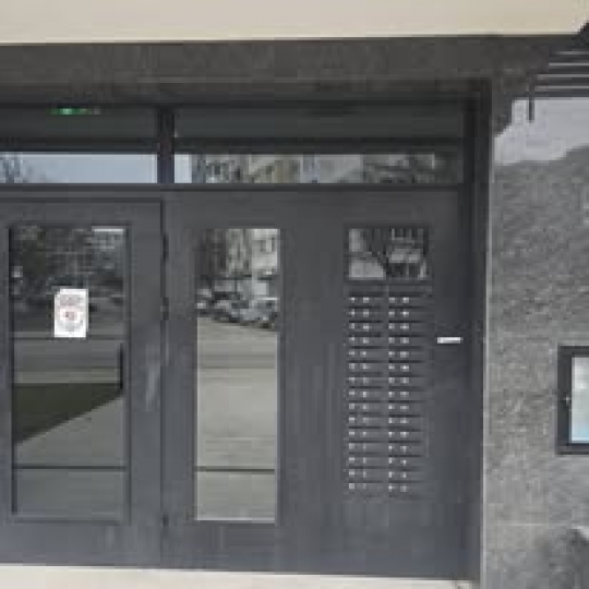 Метална входна врата за жилищен блок.
118