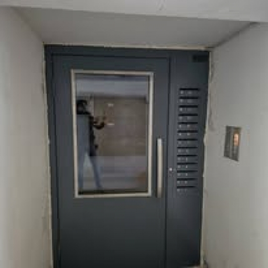 Метална входна врата за жилищен блок.
119